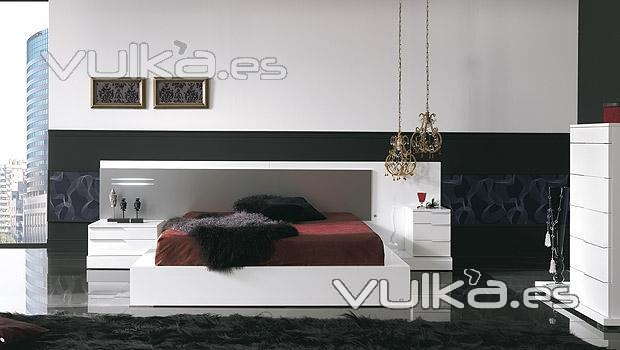 Dormitorio moderno con cabezal con cristal con luz lacado blanco