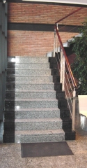 Escalera de granito combinada en dos colores