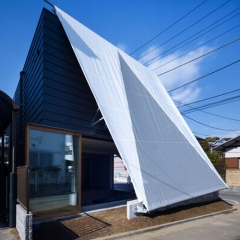 Arquitectos japoneses del estudio suppose design office han terminado una casa en tokio rodeada de un lado por una