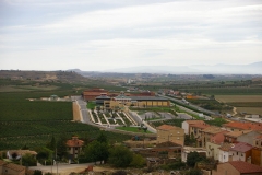 Vista del Museo Dinasta Vivaqnco desde la Muralla de Briones
