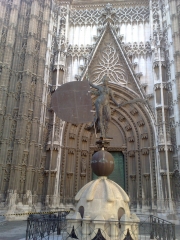 El giraldillo en la puerta de la catedral