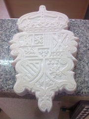 Escudo grabado con relieve de piedra caliza