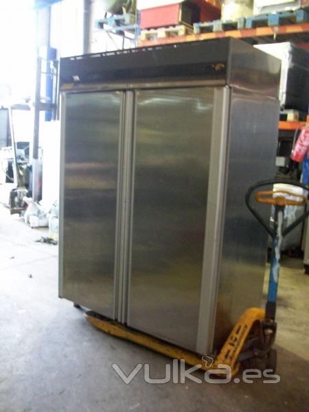 Armario Refrigeracion 2 Puertas 140x80x200cm con portacarriles para bandejas 60x40cm