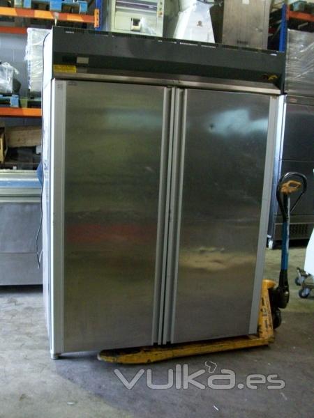Armario Refrigeracion 2 Puertas 140x80x200cm con portacarriles para bandejas 60x40cm