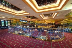 Casino, bandarilla iluminada con diodos led integrados dentro de las hojas del cristal.