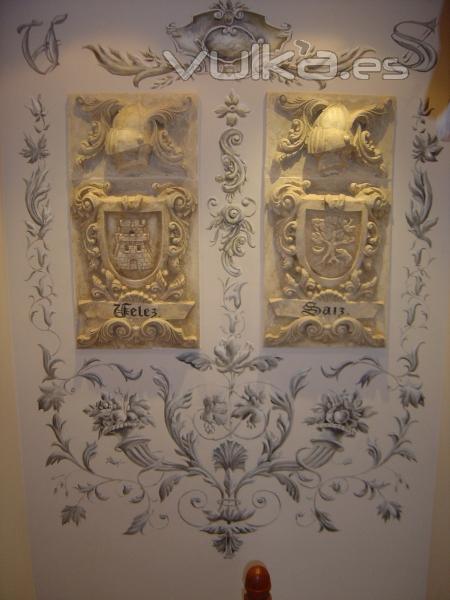 grisallas  ornamentales en caja de escalera