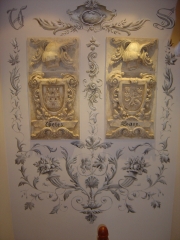 Grisallas  ornamentales en caja de escalera