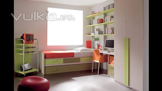 Dormitorio juvenil con compacto estantes y armario de puertas batientes