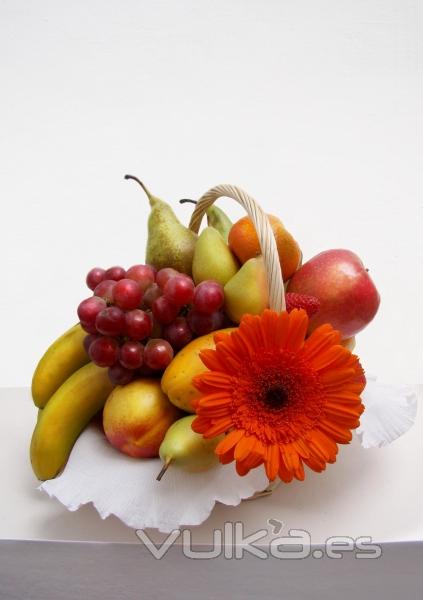 Cesta de frutas a la venta con uvas frutassonia