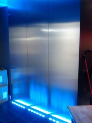 Proyector rgb en suelo, banando la pared en color azul