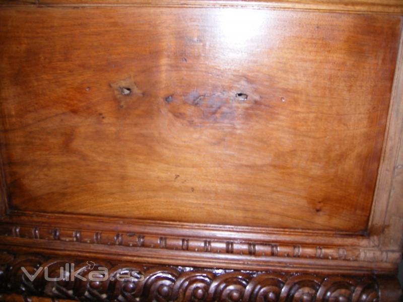 Detalle de la mancha en el tablero del arca