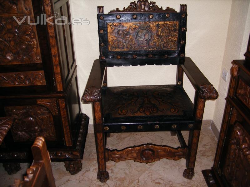 Imagen de sillón de estilo Renacimiento con asientos de cuero repujado y policromado restaurado todo en nuestro taller