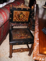Silla de estilo renacimiento español con asiento de cuero repujado y policromado, restaurado en nuestro taller