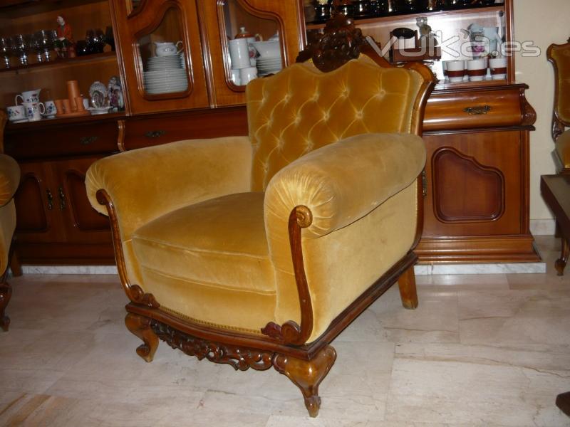 Tresillo moteado, restaurado de madera y tapicera, forrado en terciopelo de algodn. El asiento es elstico de ...