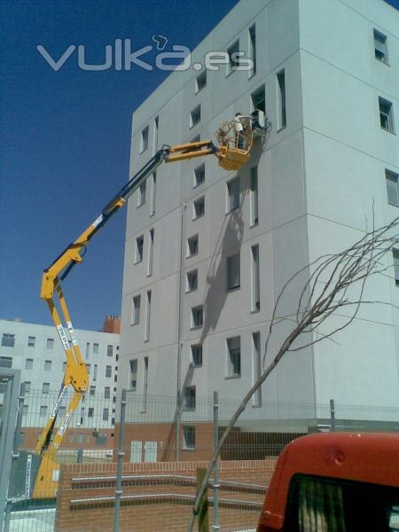 Montaje de aire acondicionado en fachada con Brazo de 15m elctrico