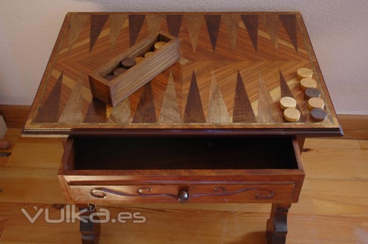 Mesa tallada y marquetada con el juego del Backgammon. Barnizada a muequilla.
