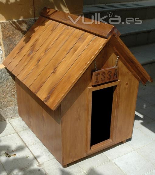 Caseta de madera maciza (pino) tratada para exteriores.