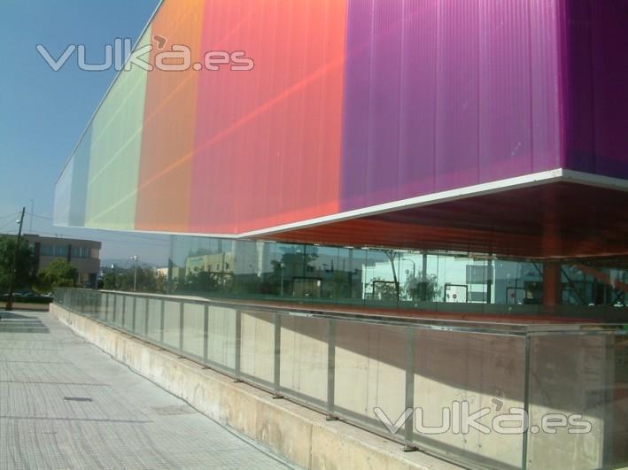 fachada panel snadwich con policarbonato en colores 