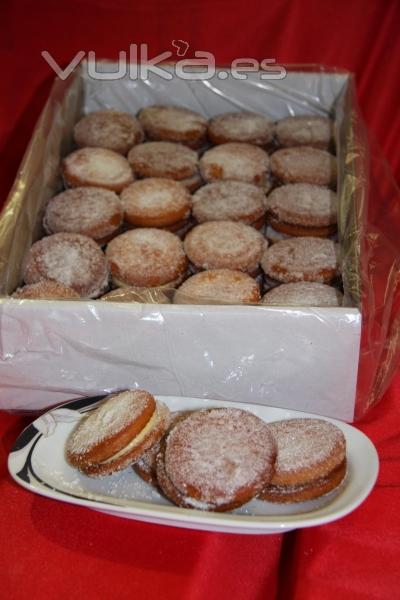 Galletas Maria rellenas de deliciosa crema pastelera.