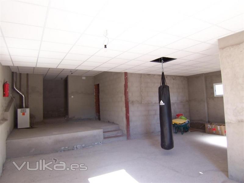 FOTO DE EL GARAJE EN EL QUE TAMBIEN SE PUEDE HACER VIVIENDA DE VERANO