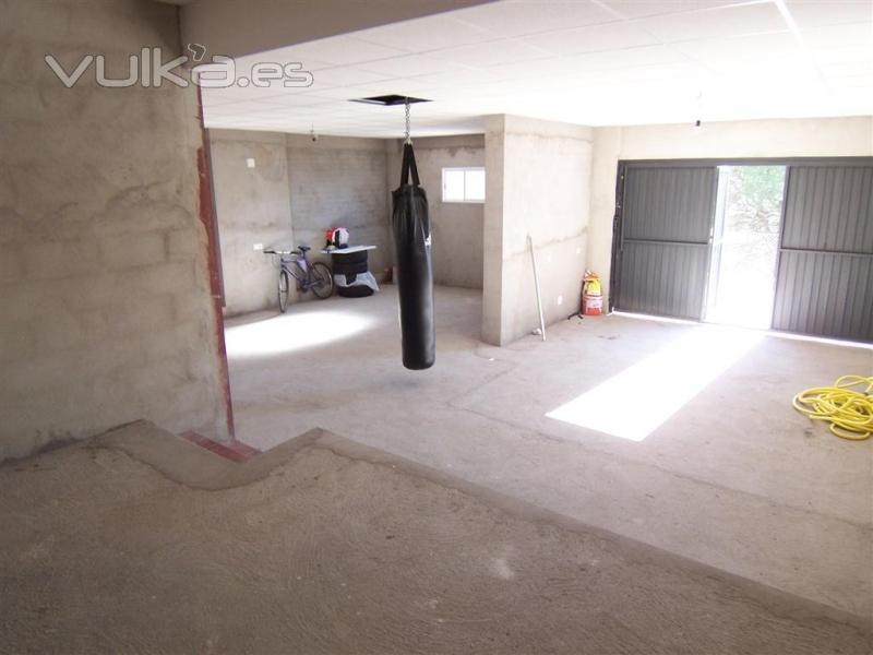 GARAJE DIAFANO CON TECHO DE ESCAYOLA, BODEGA, CUARTO DE CALDERAS ETC., CON CAPACIDAD PARA 4 COCHES