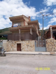 Fachada de chalet en sotillo de la adrada de nueva construccion a estrenar, totalmente amueblado con 4