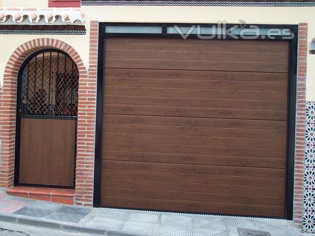 Puerta seccional acanalada imitacin madera