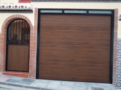 Puerta seccional acanalada imitación madera