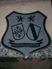 Escudo heraldico grabado en granito negro
