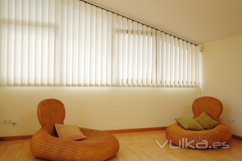 Por su versatilidad, practicidad y diseño, las cortinas verticales se adaptan a cualquier ambiente y permiten un ...