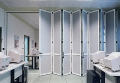 Separador movil de aluminio para oficinas