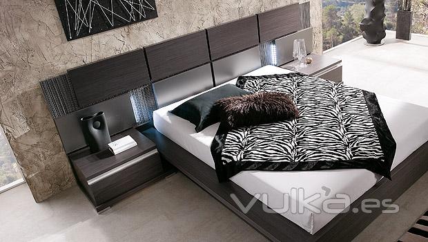 Dormitorio moderno con cabezal panelable en color ceniza y cristal