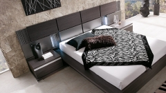 Dormitorio moderno con cabezal panelable en color ceniza y cristal