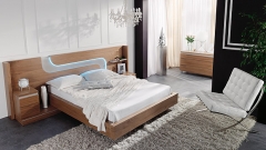 Mueble moderno de dormitorio en chapa natural de nogal con luz integrada