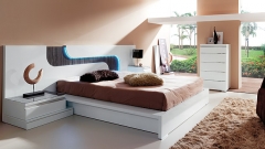 Dormitorio moderno lacado en blanco con cabezal con luz led y chifonier