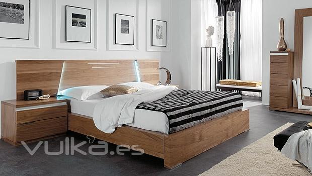 Dormitorio moderno con cabezal con luz integrada y de chapa natural color nogal