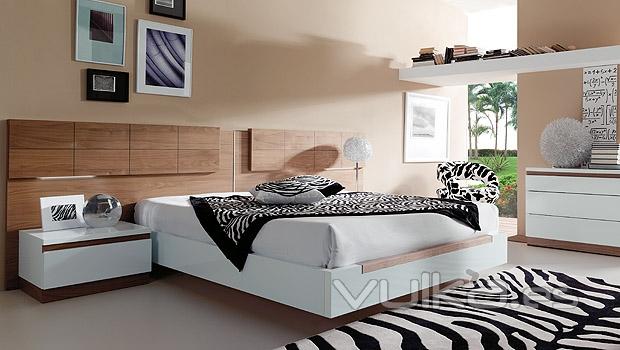 Dormitorio moderno con cabezal en chapa natural nogal y aro lacado blanco brillo