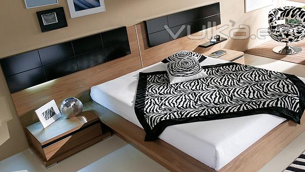 Dormitorio moderno en color nogal con cabezal lacado en negro