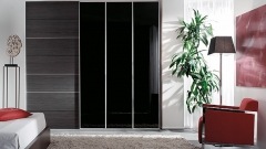Armario mixto de puerta corredera y puertas batientes color ceniza y cristal negro