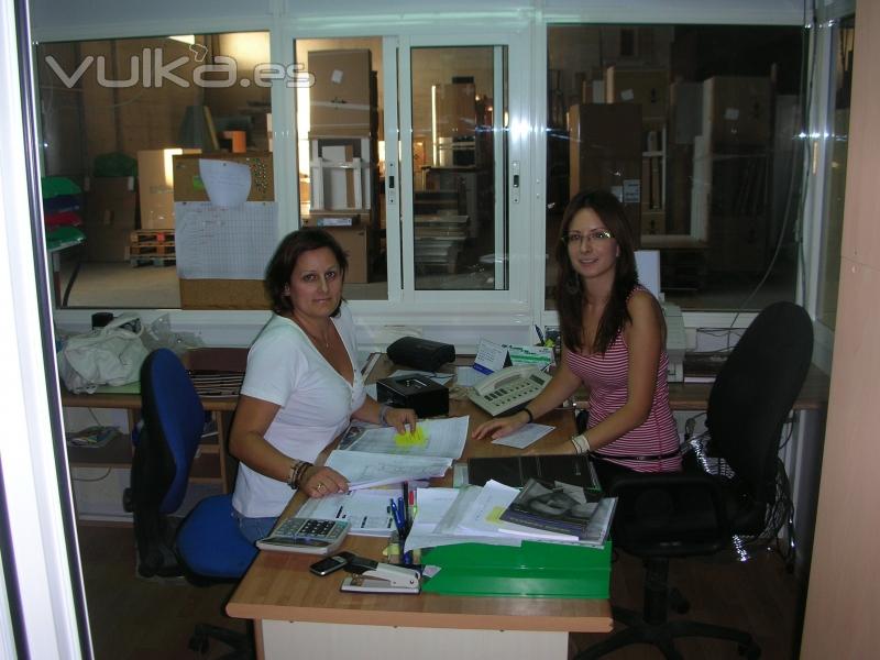 oficinas y personal en almacen, eurococinas bricosur