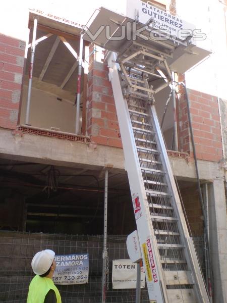 Grúas montamuebles para subir material de reformas y bajar escombro. Plataformas Gutiérrez Valencia.