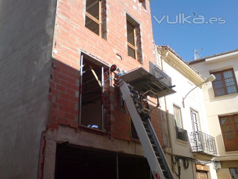 Gras montamuebles para subir material de reformas y bajar escombro. Plataformas Gutirrez Valencia.