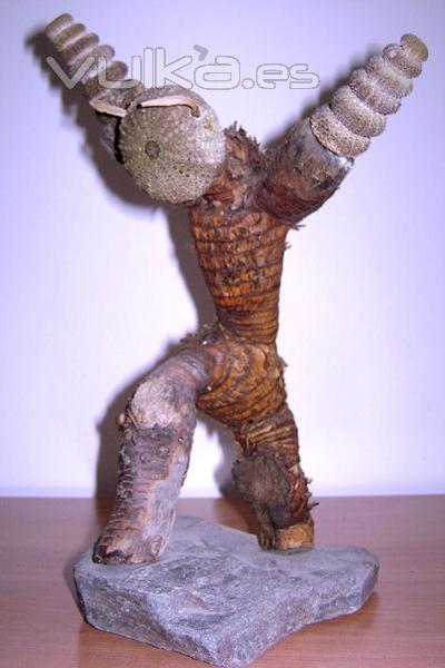 Hombre Toro - Material: Raz y Caparazn Erizos    Dimensiones: 29 x 23 x 16 cm