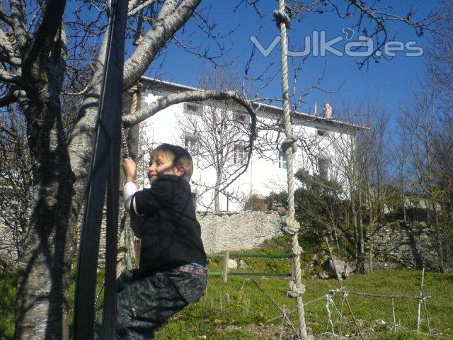 Huerta para actividades con arboles frutales y juegos infantiles.