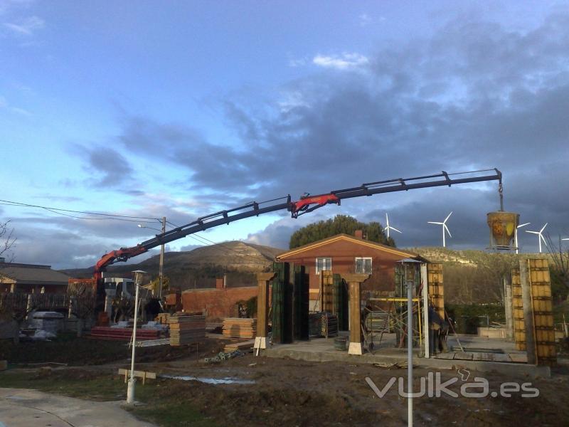 Camion Pluma con Jib realizando trabajos de hormigonado en Husillos (Palencia)