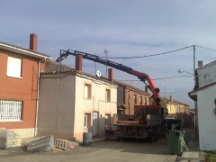 Camin pluma con jib subiendo material a cubierta en villasarracino (palencia)