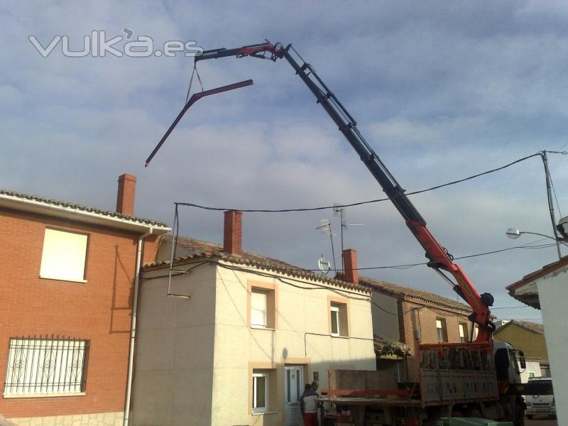 Camin Pluma con Jib subiendo material a cubierta en Villasarracino (Palencia)