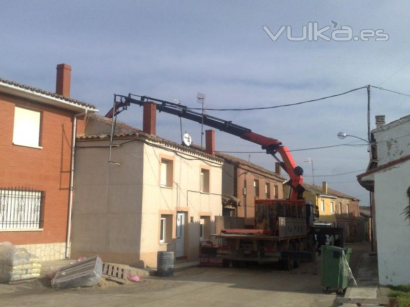 Camin Pluma con Jib subiendo material a cubierta en Villasarracino (Palencia)