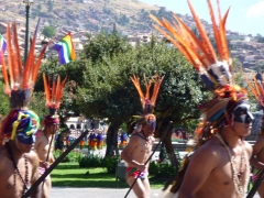 Indigenas acompaando al inca en su camino a sacsayhuaman