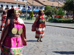 Las acllas acompaando al inca en la celebracin del inti raymi